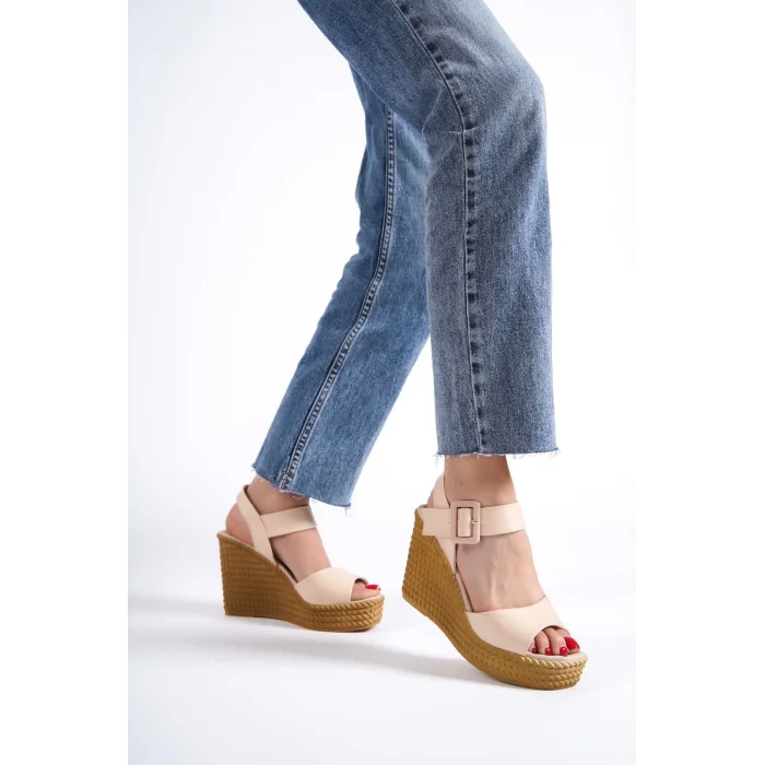 PERLA Tokalı Lastikli Dolgu Topuklu Ortopedik Taban Hasır Görünümlü Kadın Sandalet  KT - Ten