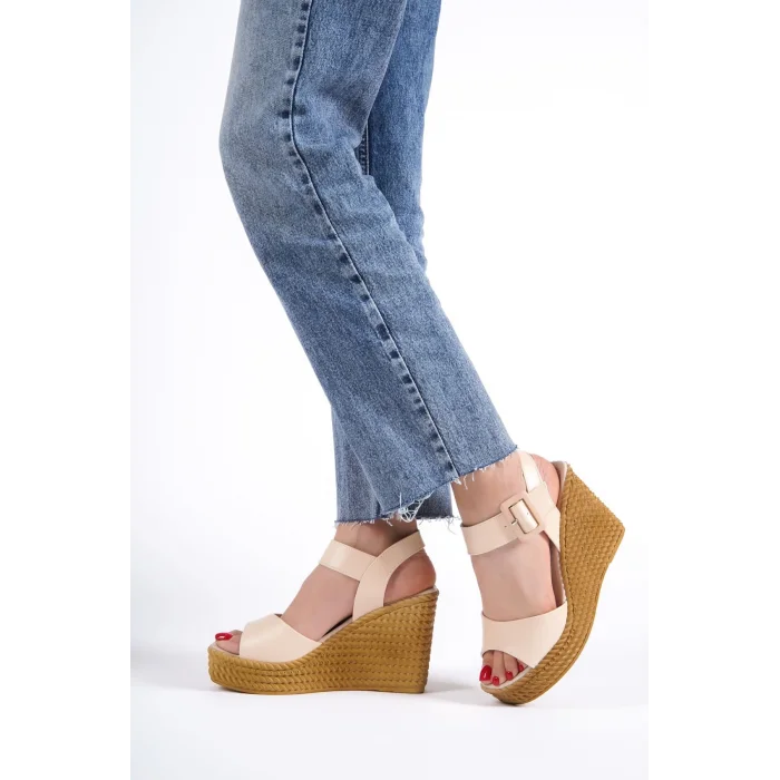 PERLA Tokalı Lastikli Dolgu Topuklu Ortopedik Taban Hasır Görünümlü Kadın Sandalet  KT - Ten