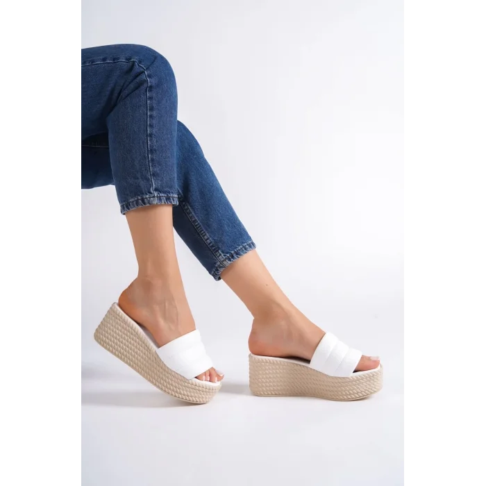 REINA Dolgu Topuklu Ortopedik Taban Hasır Görünümlü Kadın Terlik KT - Beyaz