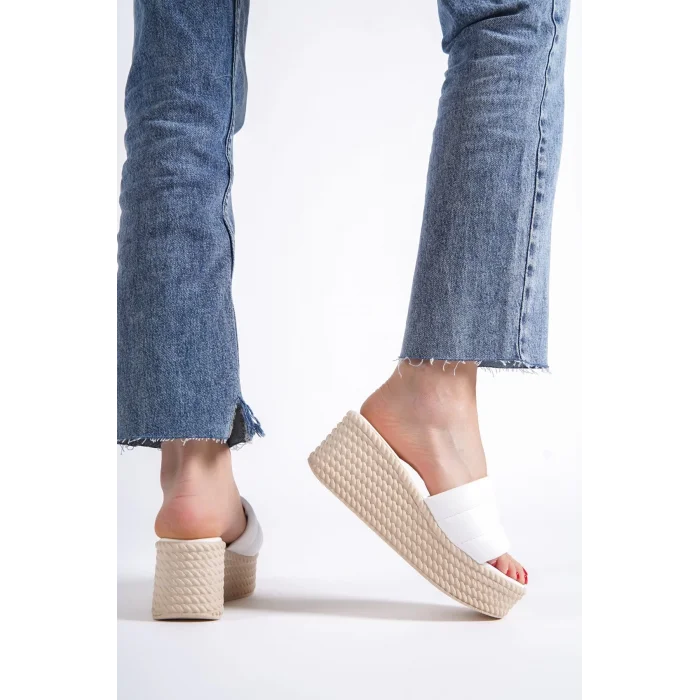 REINA Dolgu Topuklu Ortopedik Taban Hasır Görünümlü Kadın Terlik KT - Beyaz