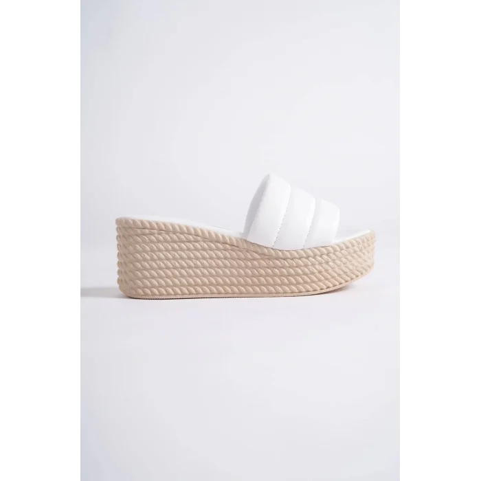 REINA Dolgu Topuklu Ortopedik Taban Hasır Görünümlü Kadın Terlik KT - Beyaz