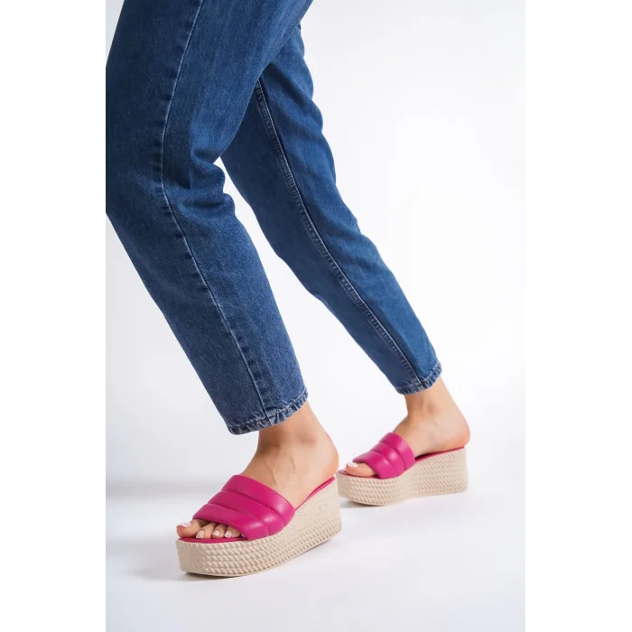 REINA Dolgu Topuklu Ortopedik Taban Hasır Görünümlü Kadın Terlik KT - Fuşya