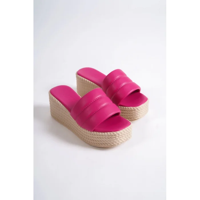 REINA Dolgu Topuklu Ortopedik Taban Hasır Görünümlü Kadın Terlik KT - Fuşya