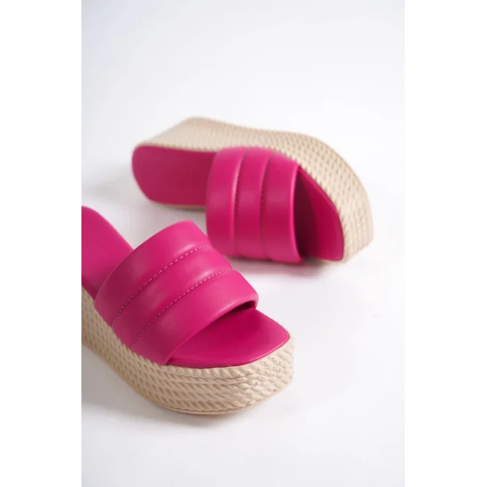 REINA Dolgu Topuklu Ortopedik Taban Hasır Görünümlü Kadın Terlik KT - Fuşya