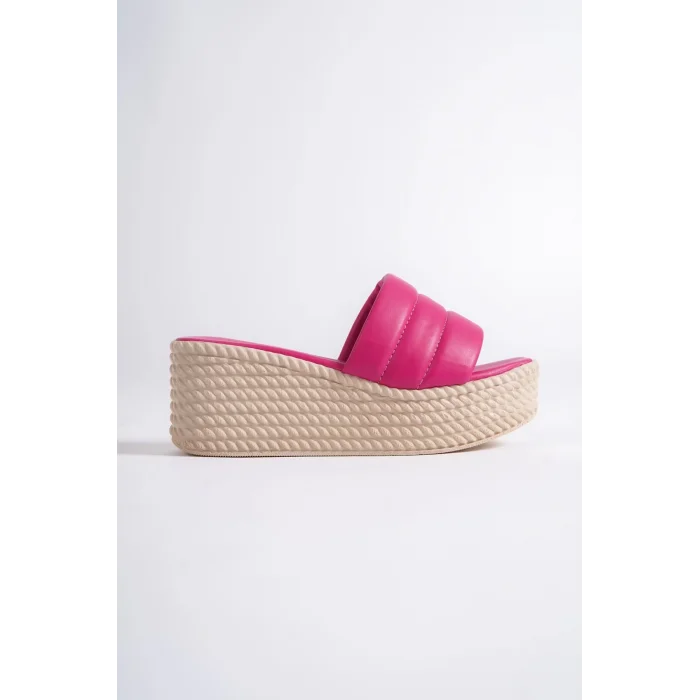 REINA Dolgu Topuklu Ortopedik Taban Hasır Görünümlü Kadın Terlik KT - Fuşya