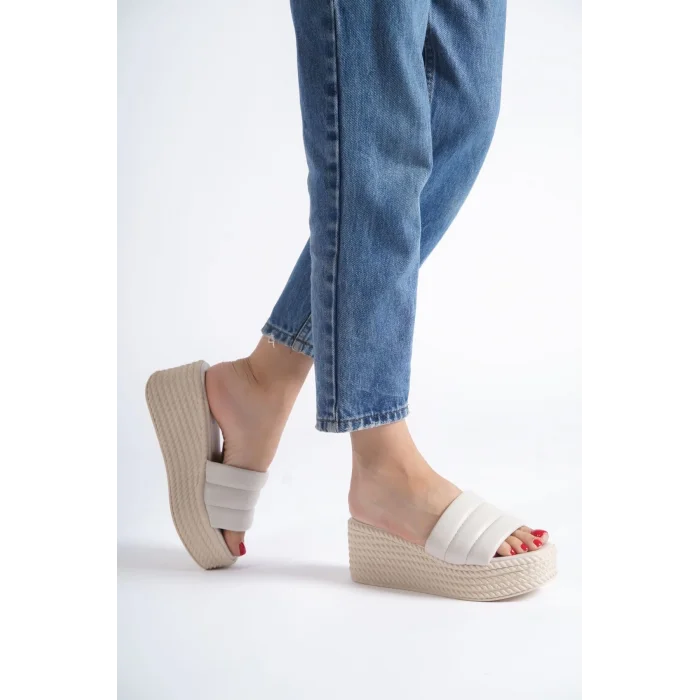 REINA Dolgu Topuklu Ortopedik Taban Hasır Görünümlü Kadın Terlik KT - Krem