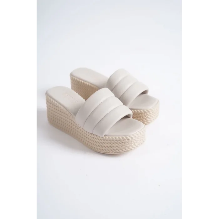 REINA Dolgu Topuklu Ortopedik Taban Hasır Görünümlü Kadın Terlik KT - Krem