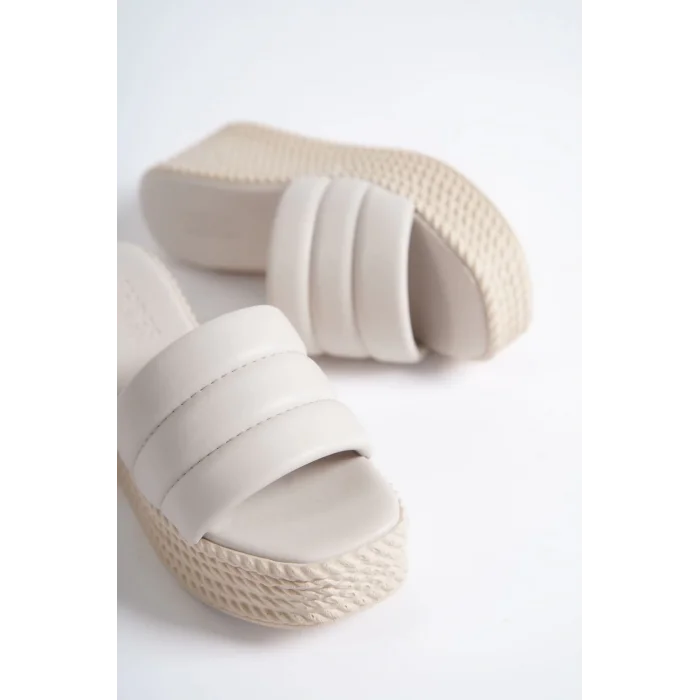 REINA Dolgu Topuklu Ortopedik Taban Hasır Görünümlü Kadın Terlik KT - Krem