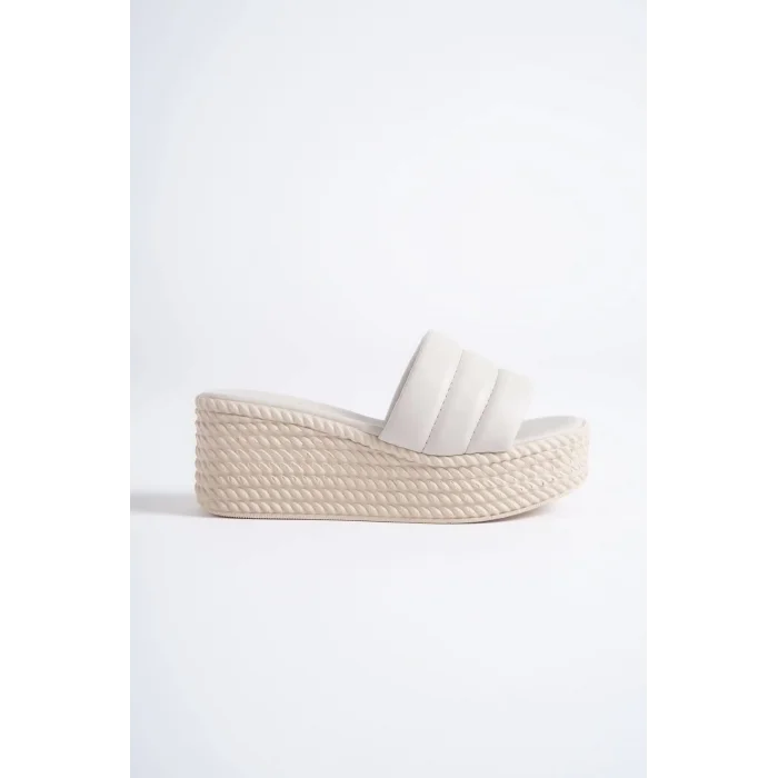 REINA Dolgu Topuklu Ortopedik Taban Hasır Görünümlü Kadın Terlik KT - Krem