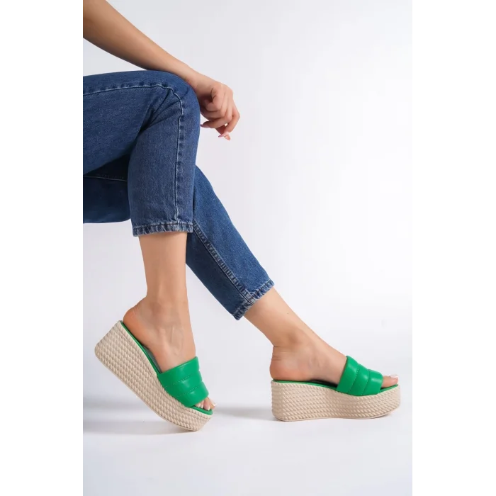 REINA Dolgu Topuklu Ortopedik Taban Hasır Görünümlü Kadın Terlik KT - Yeşil