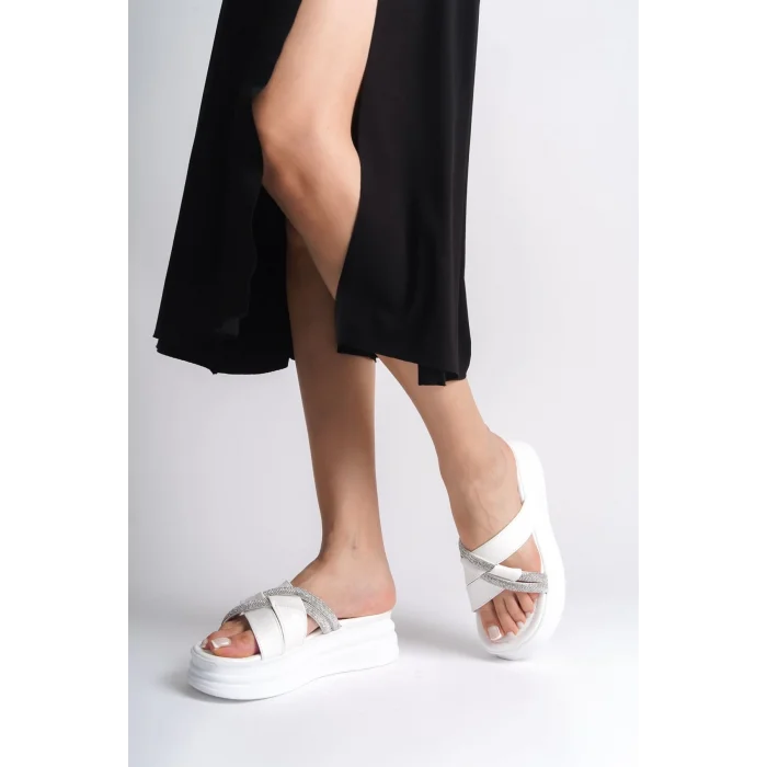 RUBY Düz Topuklu Taşlı Çapraz Şeritli Kalın ve Ortopedik Taban Kadın Terlik  BT - Beyaz