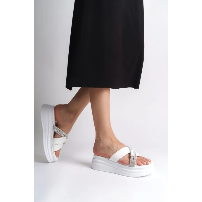 RUBY Düz Topuklu Taşlı Çapraz Şeritli Kalın ve Ortopedik Taban Kadın Terlik  BT - Beyaz
