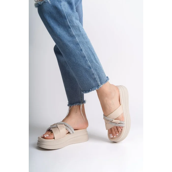 RUBY Düz Topuklu Taşlı Çapraz Şeritli Kalın ve Ortopedik Taban Kadın Terlik  KT - Krem