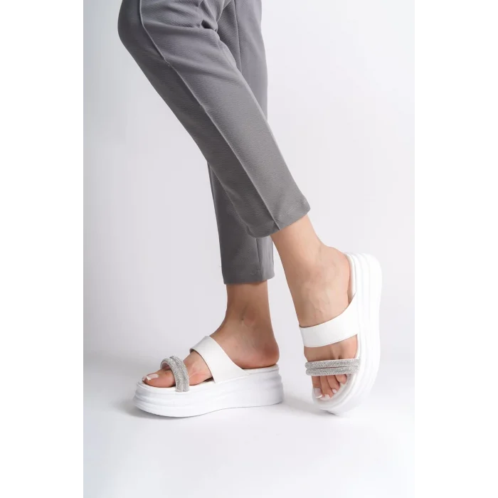 SARAH Düz Topuklu Taşlı Şeritli Kalın ve Ortopedik Taban Kadın Terlik  BT - Beyaz
