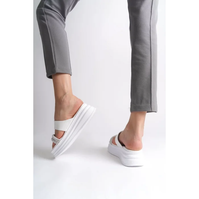 SARAH Düz Topuklu Taşlı Şeritli Kalın ve Ortopedik Taban Kadın Terlik  BT - Beyaz