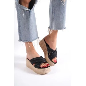 JOYMIX Dolgu Topuklu Ortopedik Taban Hasır Görünümlü Kadın Terlik KT - Siyah