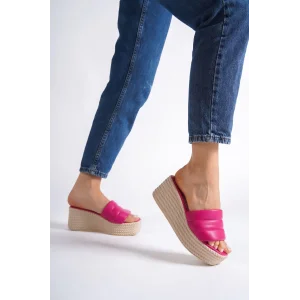 REINA Dolgu Topuklu Ortopedik Taban Hasır Görünümlü Kadın Terlik KT - Fuşya