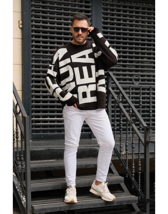 Siyah İşlemeli Örme Kazak