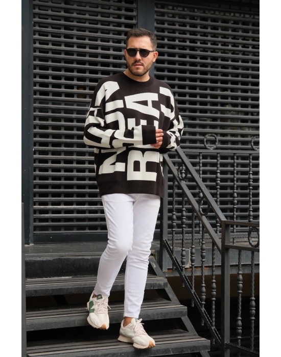 Siyah İşlemeli Örme Kazak