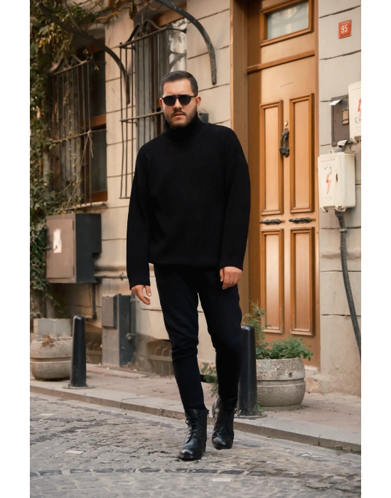 Siyah Boğazlı Örme Kazak