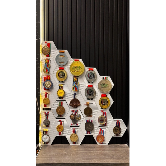 Modüler Altıgen Madalya Sergileme Standı - Mıknatıslı Petek Tasarım Madalya Askısı ve Panosu