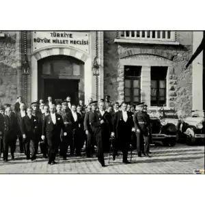 Atatürk ve İlk Meclis Afişi