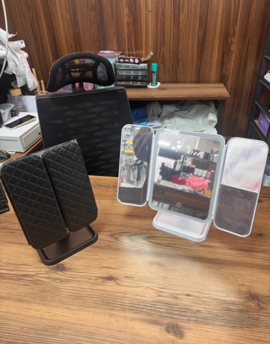 B. Açılır Kapanır Ledli Ayna Deri Görümlü 41 x 32 cm