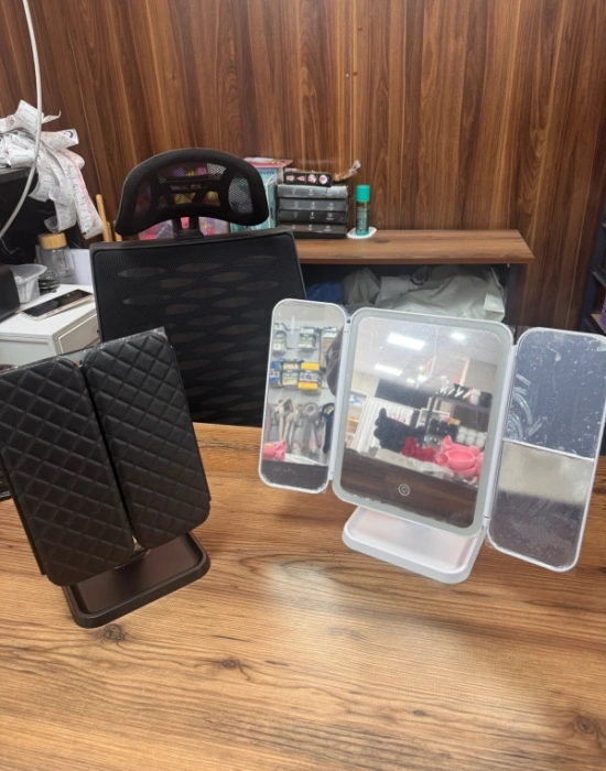 B. Açılır Kapanır Ledli Ayna Deri Görümlü 41 x 32 cm