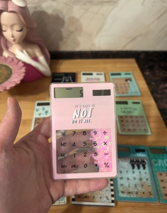 D. Renkli Sulu Simli Figürli Hesap Makinesi  12 x 8 x 1 cm İnce