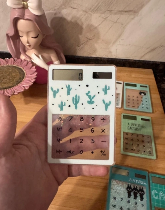 D. Renkli Sulu Simli Figürli Hesap Makinesi  12 x 8 x 1 cm İnce