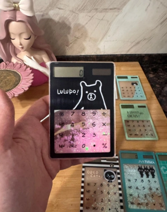 D. Renkli Sulu Simli Figürli Hesap Makinesi  12 x 8 x 1 cm İnce