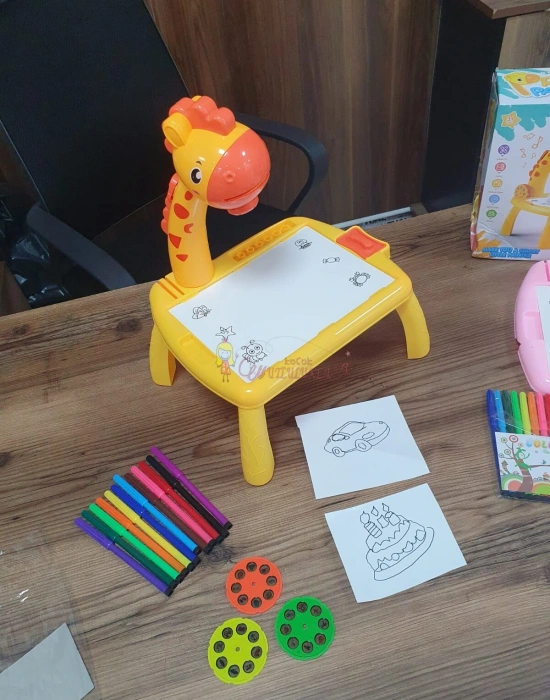 Projeksiyonlu Turuncu / Pembe  Zürafa Mini Çizim Masası 12 Renk Boya Kalemi Seti ve Çizim Defteri