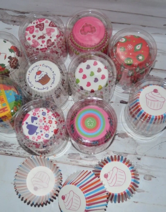 RENKLİ DESENLİ KEK KAPSÜLÜ