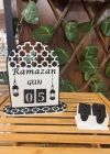 Beyaz Siyah Ramazan Gün Yazılı Ramazan Takvimi 20 CM