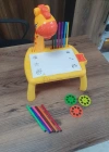 Projeksiyonlu Turuncu / Pembe  Zürafa Mini Çizim Masası 12 Renk Boya Kalemi Seti ve Çizim Defteri