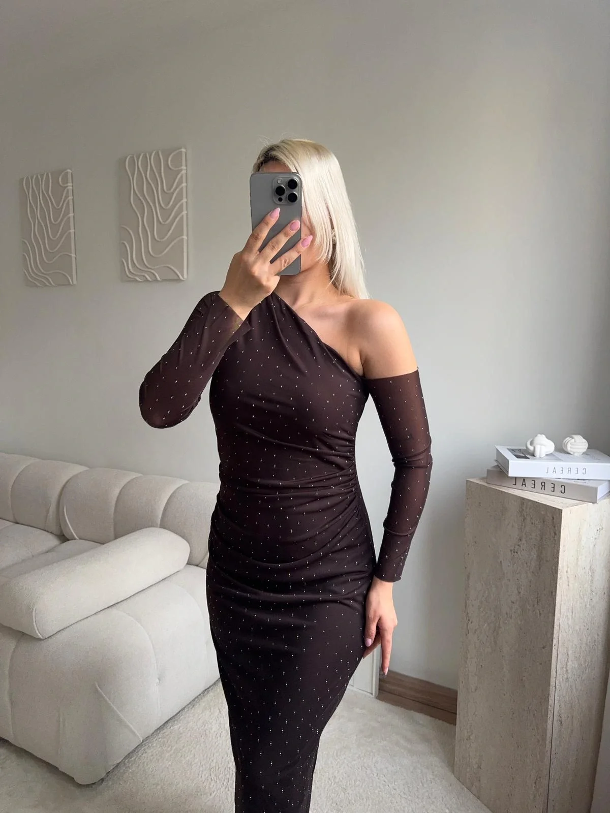 Tek Omuz Kol Tül Taşlı Elbise - KAHVE