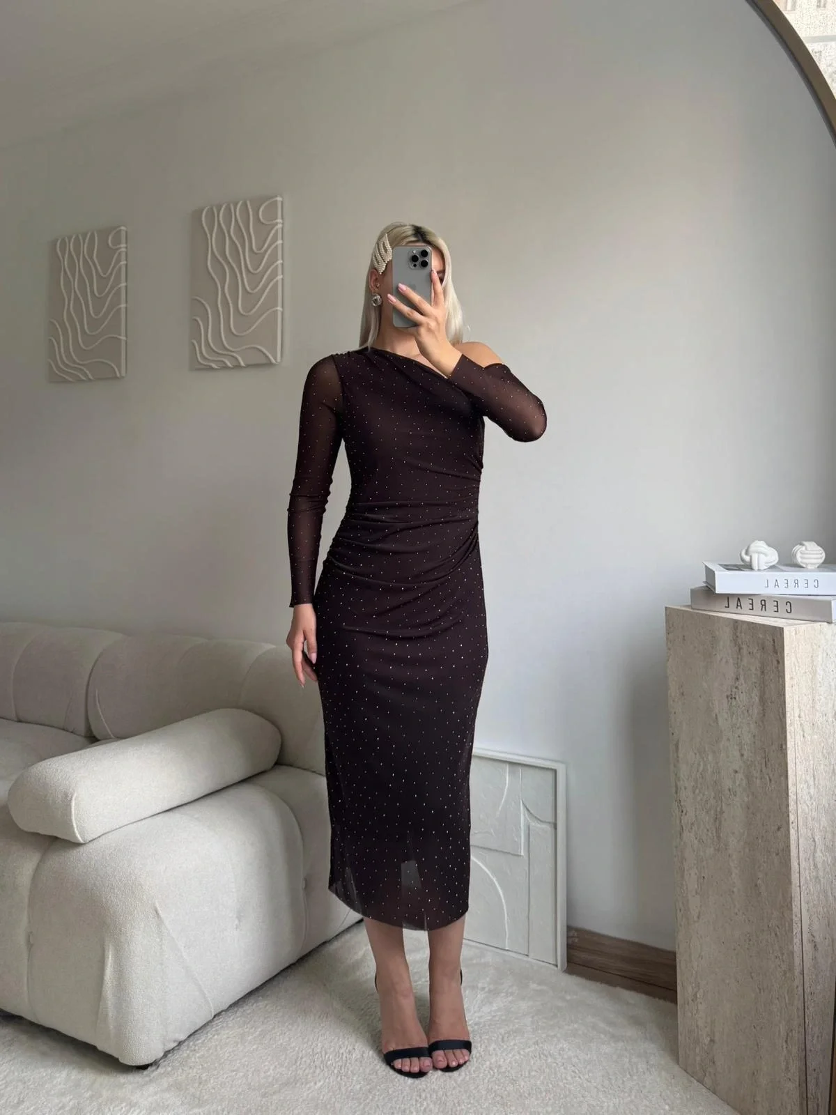 Tek Omuz Kol Tül Taşlı Elbise - KAHVE