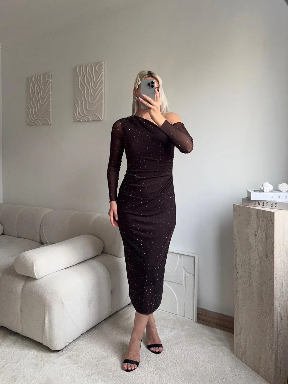 Tek Omuz Kol Tül Taşlı Elbise - KAHVE