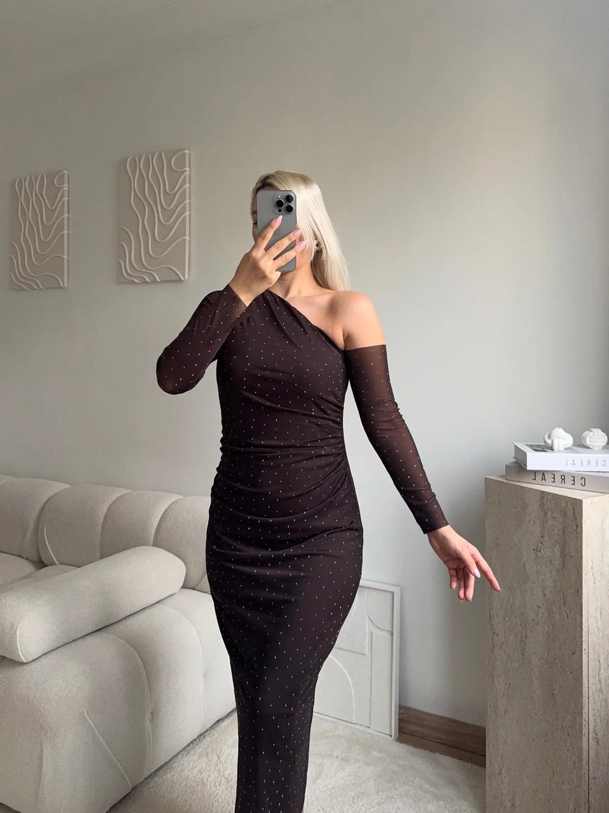 Tek Omuz Kol Tül Taşlı Elbise - KAHVE