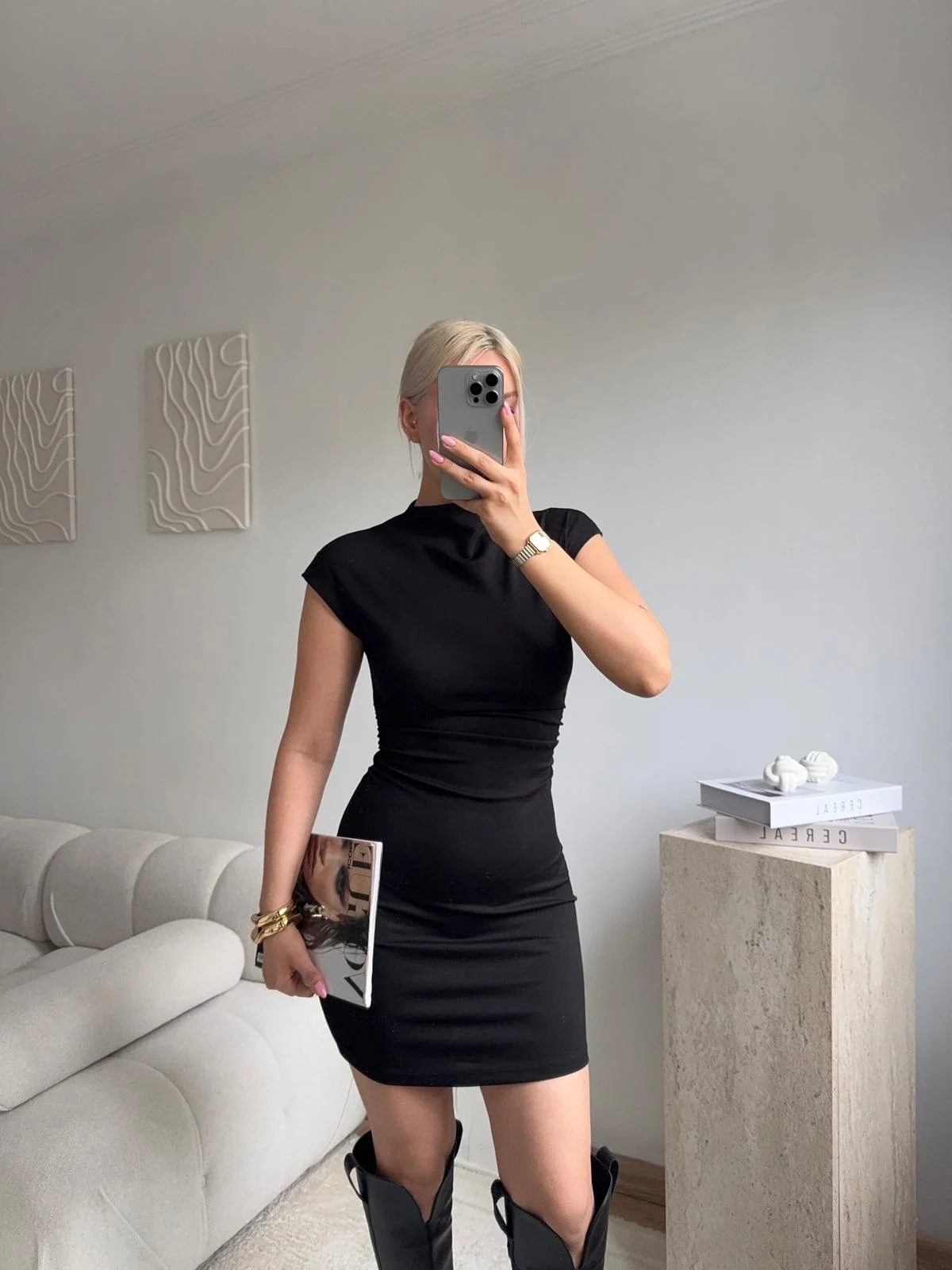 Siyah Yüksek Yaka Vücuda Oturan Mini Elbise