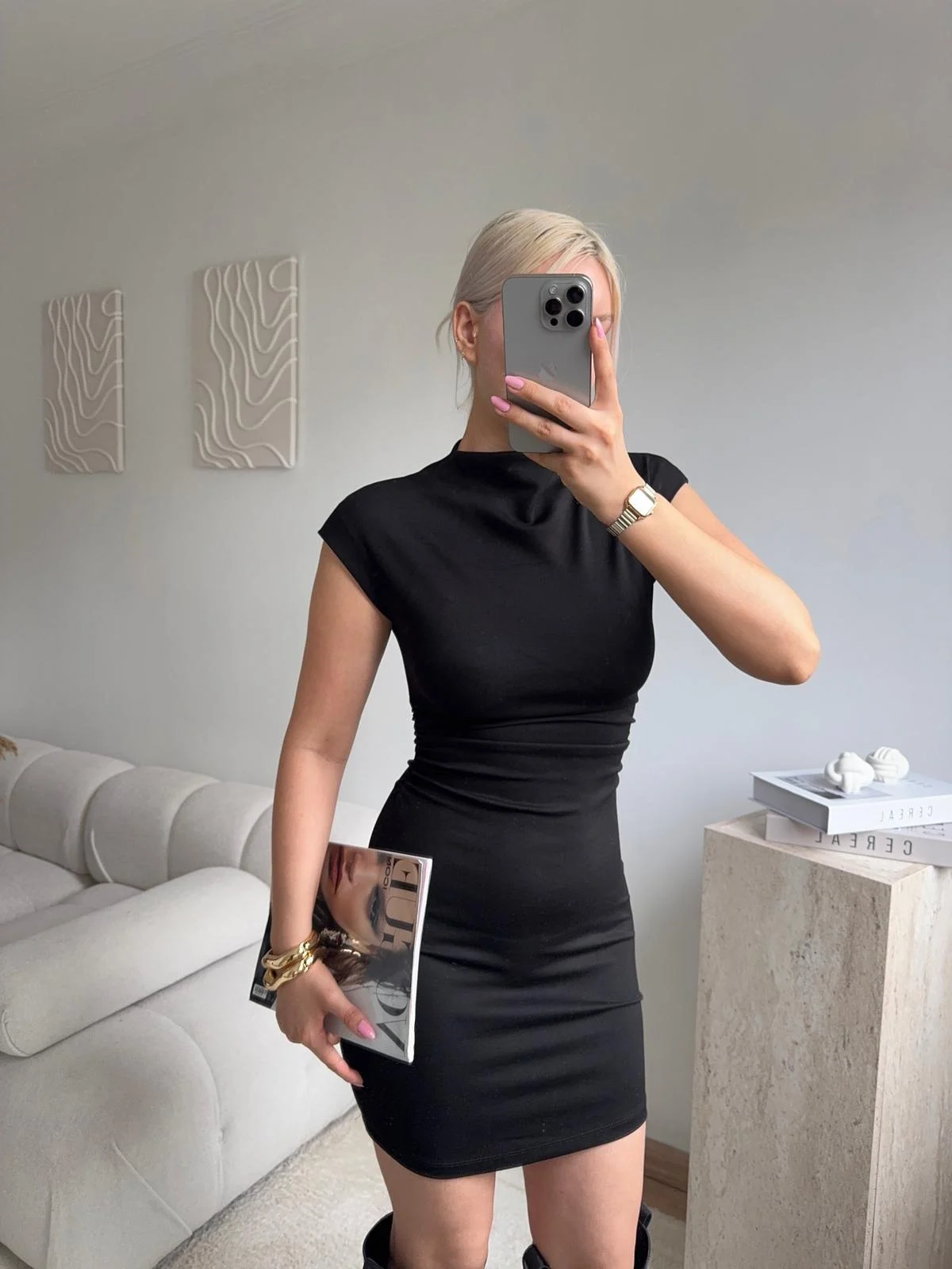 Siyah Yüksek Yaka Vücuda Oturan Mini Elbise