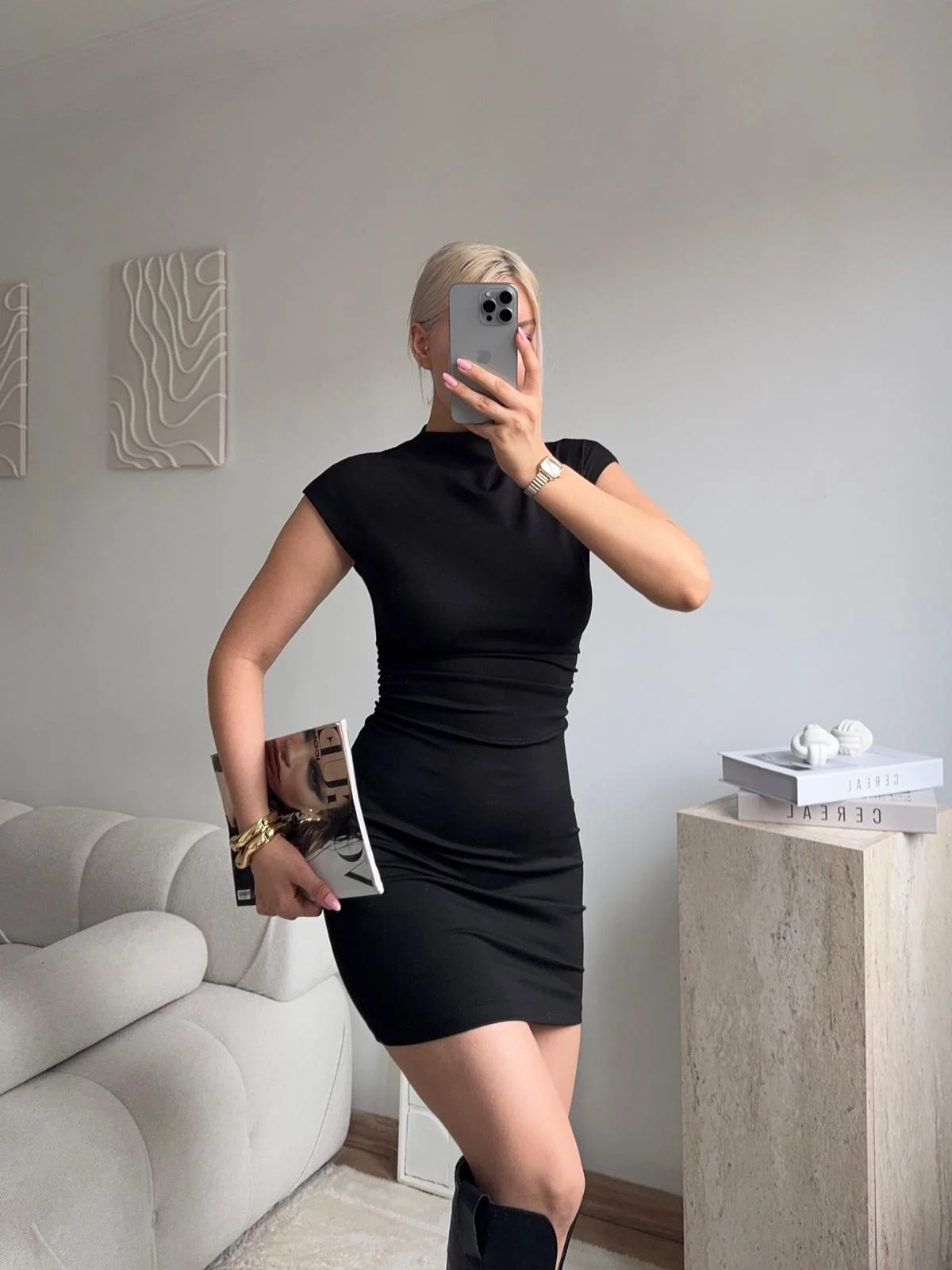 Siyah Yüksek Yaka Vücuda Oturan Mini Elbise