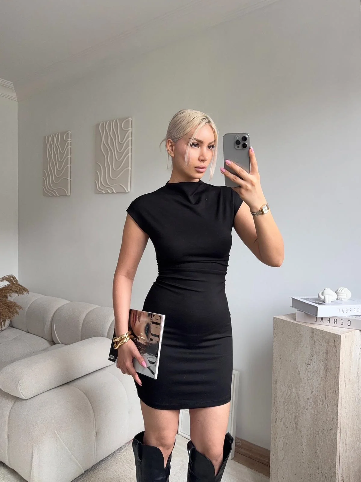 Siyah Yüksek Yaka Vücuda Oturan Mini Elbise