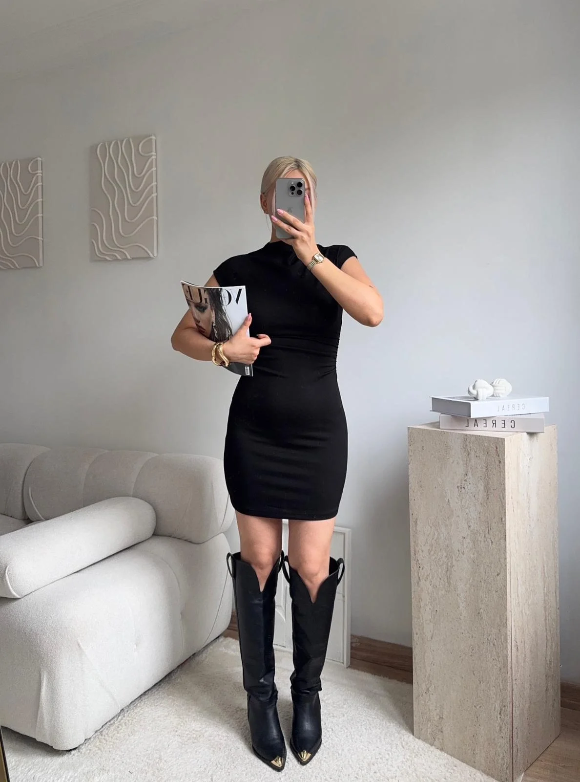 Siyah Yüksek Yaka Vücuda Oturan Mini Elbise