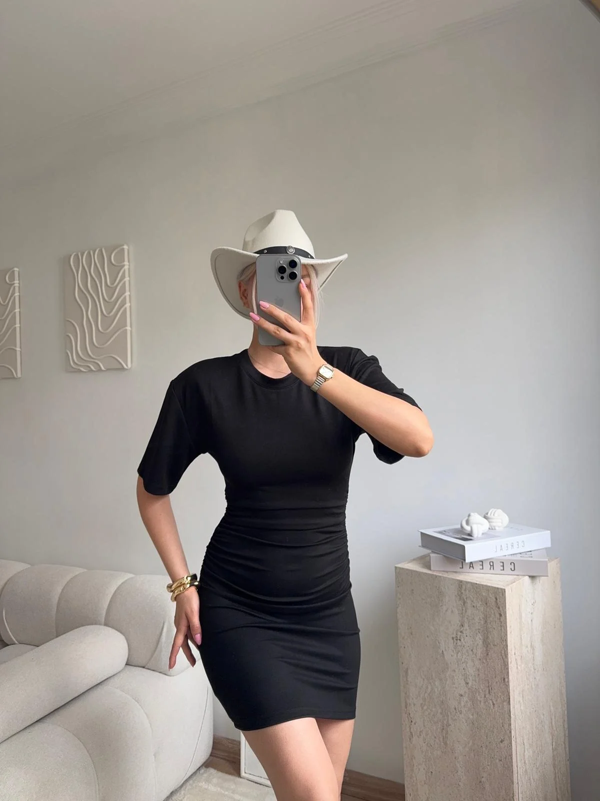 Kısa Kollu Vücuda Oturan Mini Elbise