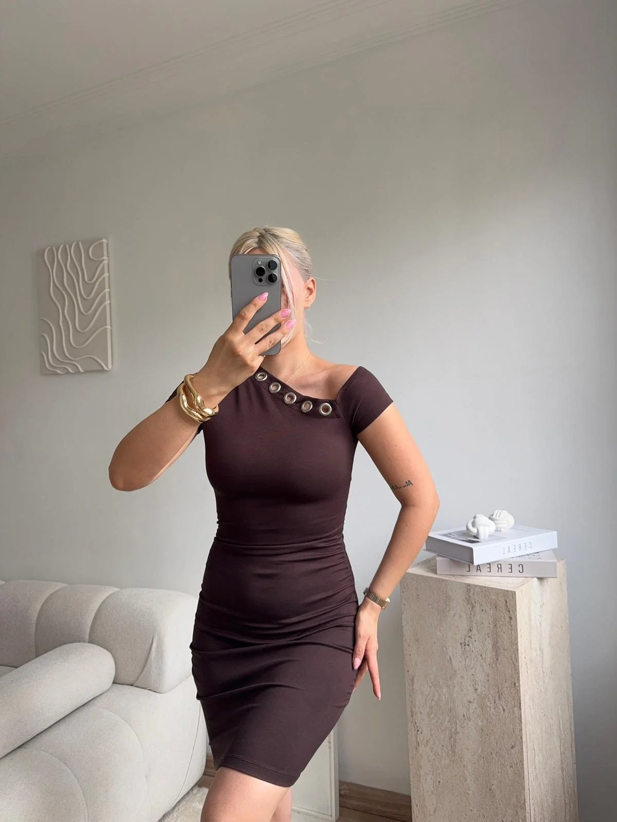 Asimetrik Yaka Halka Detaylı Midi Elbise - KAHVE