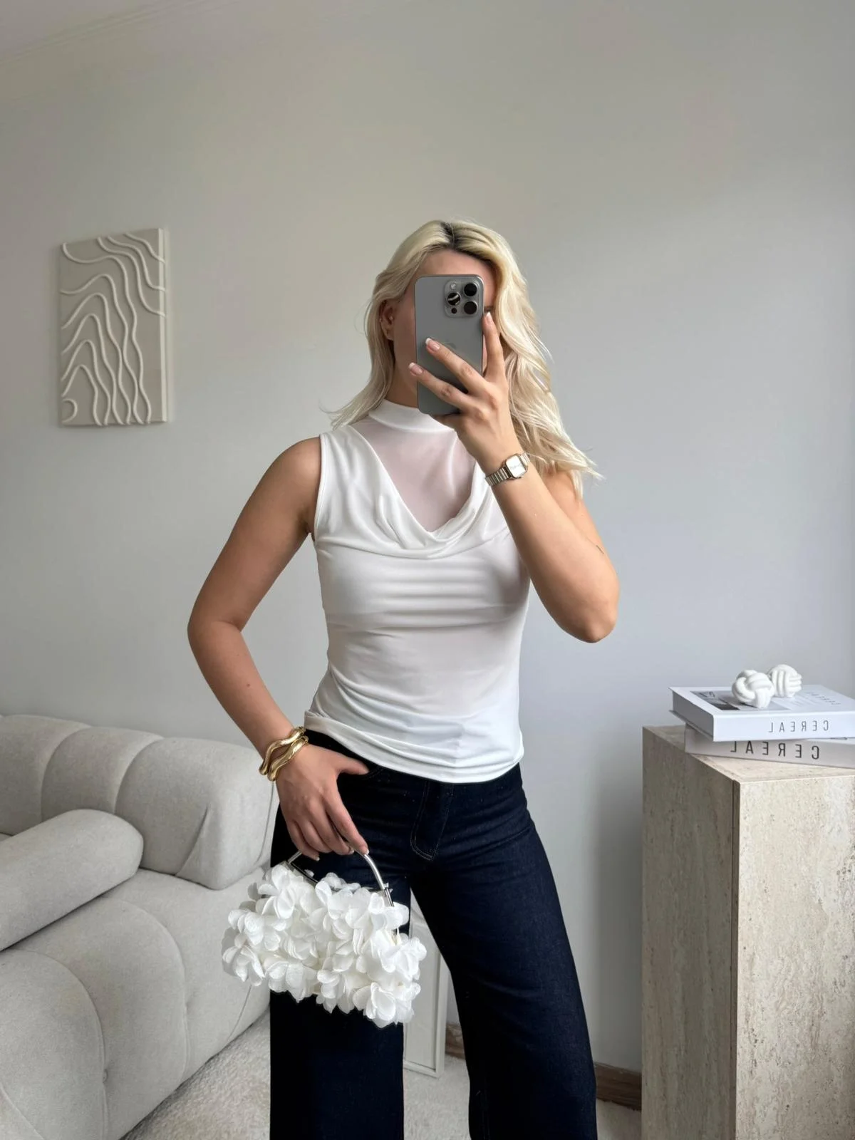 Transparan Tül Detaylı Yarım Balıkçı Yaka Kolsuz Bluz - BEYAZ