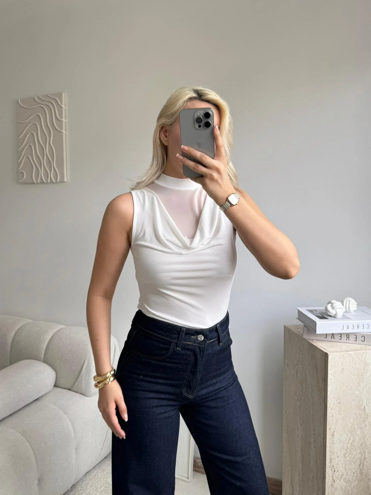 Transparan Tül Detaylı Yarım Balıkçı Yaka Kolsuz Bluz - BEYAZ