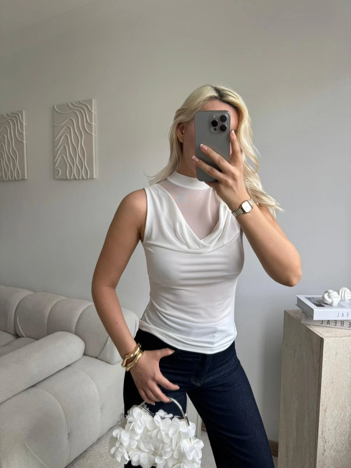 Transparan Tül Detaylı Yarım Balıkçı Yaka Kolsuz Bluz - BEYAZ