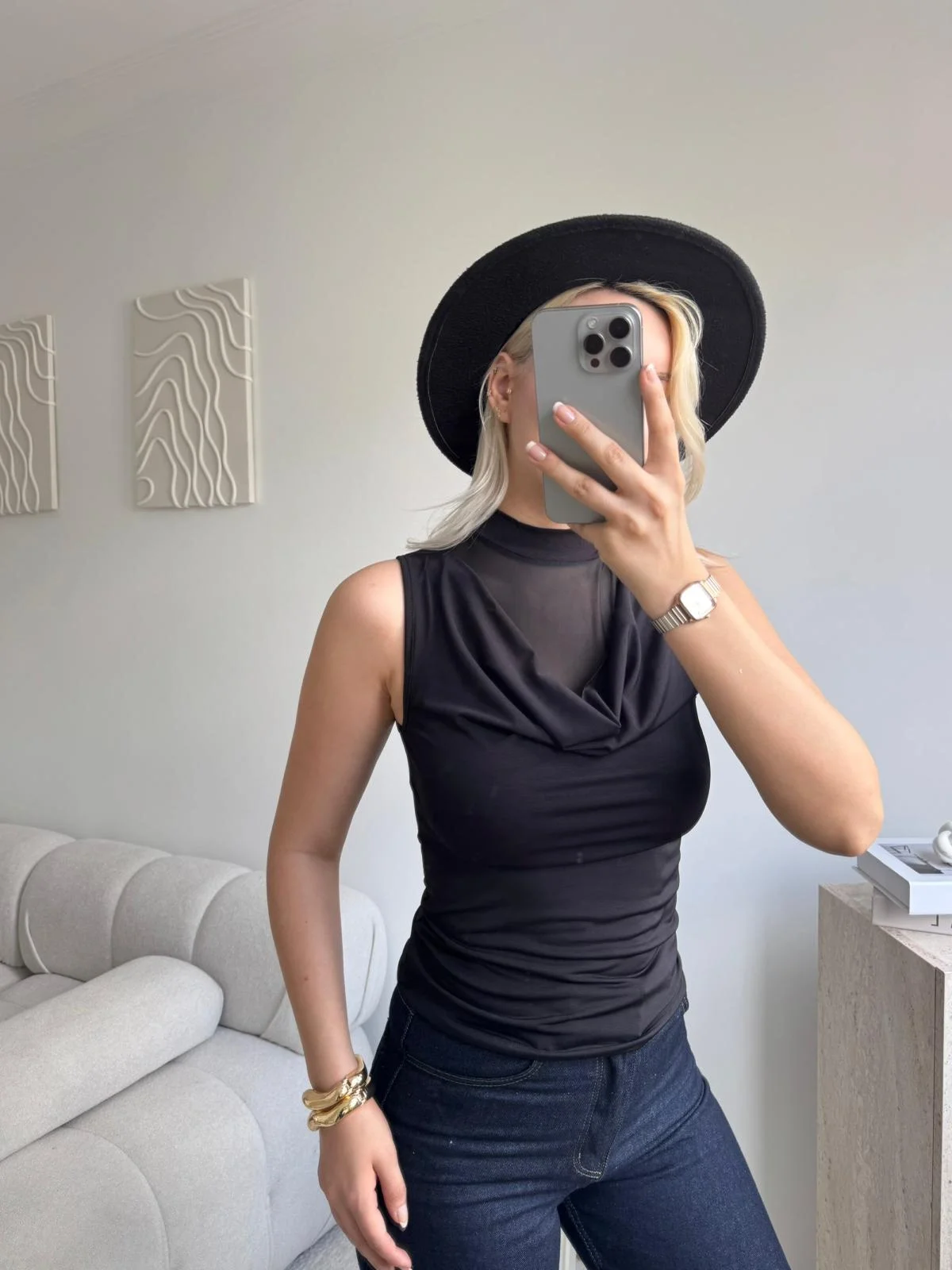 Transparan Tül Detaylı Yarım Balıkçı Yaka Kolsuz Bluz - SİYAH